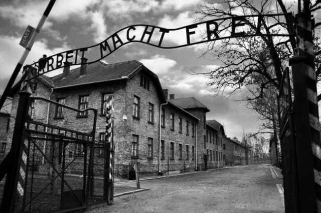 27 Gennaio 1945, l’Armata Rossa abbatte i cancelli di Auschwitz