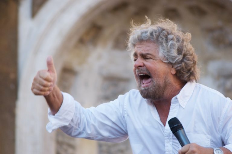Visibilità ed esibizionismo: il caso mediatico di Beppe Grillo, difensore del figlio