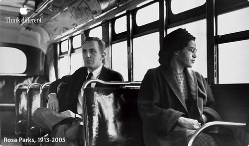 Rosa Parks: “Mettendosi a sedere, si alzò per difendere i diritti di tutti e la dignità dell’America”.