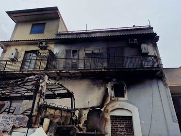 Scontri tra tifosi della Paganese e della Casertana: bus dato alle fiamme, danneggiato edificio, famiglie senza casa. Borrelli:” violenze e follia”