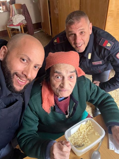 Storie belle: a Napoli poliziotti si prendono cura di una nonnina centenaria. Borrelli: “sono storie che vanno divulgate”
