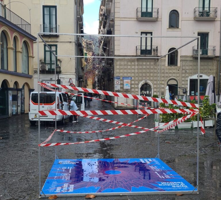 Linea d’Ombra Festival: vandalizzata l’opera di Mariano Cuofano a Piazza Portanova